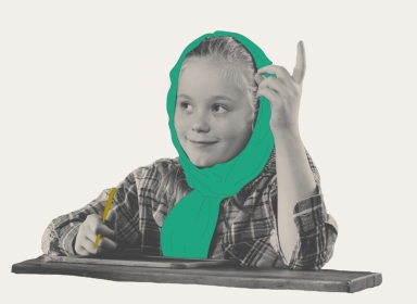 Barn rækker fingeren i vejret for at svare lærer Barn rækker fingeren i vejret for at svare lærer