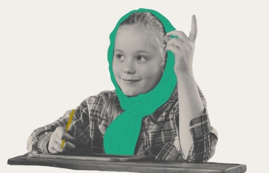 Barn rækker fingeren i vejret for at svare lærer