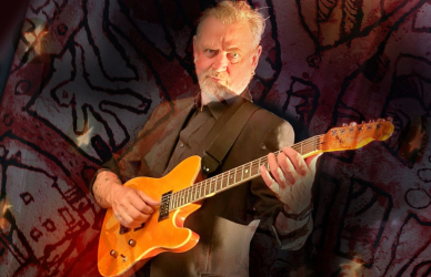 Peter Holst med guitar